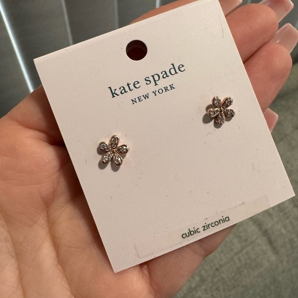 SOLD🌸FINAL SALE💐 KATE SPADE Gleaming garden delicate flower stud earrings ✨ - Picture 3 of 7